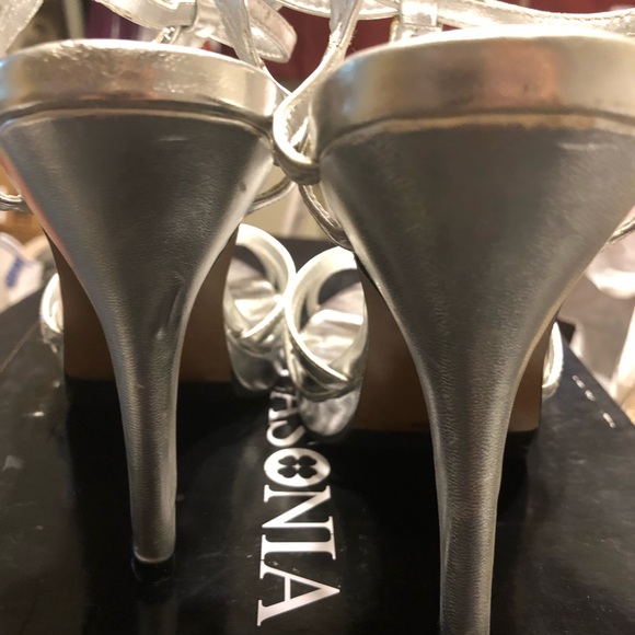 La Sonia High heel shoes .In original box! 8 1/2. - Picture 4 of 8